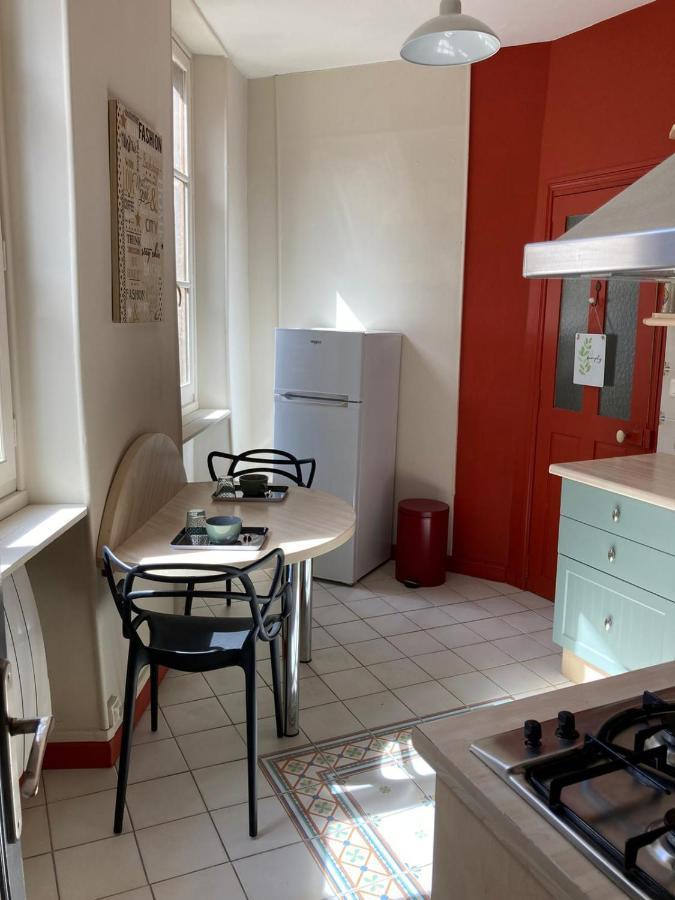 Et Au Pied Coule Une Riviere, Situation Et Vue Ideales Auxerre Exterior photo