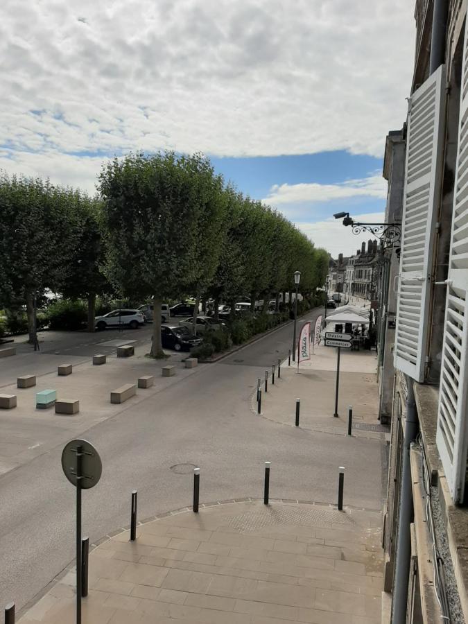 Et Au Pied Coule Une Riviere, Situation Et Vue Ideales Auxerre Exterior photo